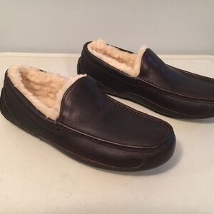 Like NEW Men’s Size 10 Leather UGG Slippers
